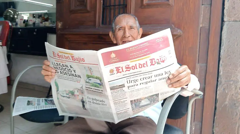 “Si no leo el periódico, no estoy a gusto”: don José Pérez 